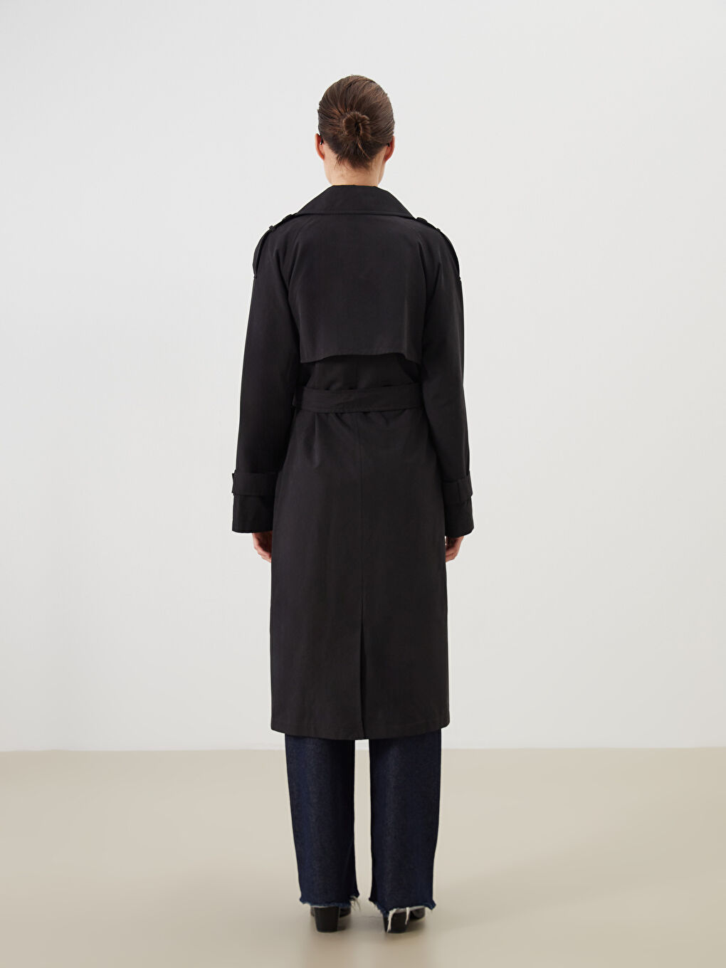 LCW Modest معطف واقٍ من المطر أسود امرأة -W51528Z8-CVL