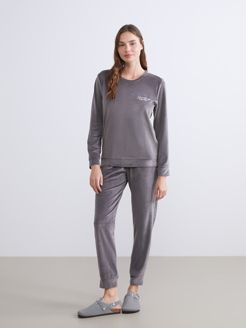 Crew Neck Embroidered Velvet Women's Pyjama Set