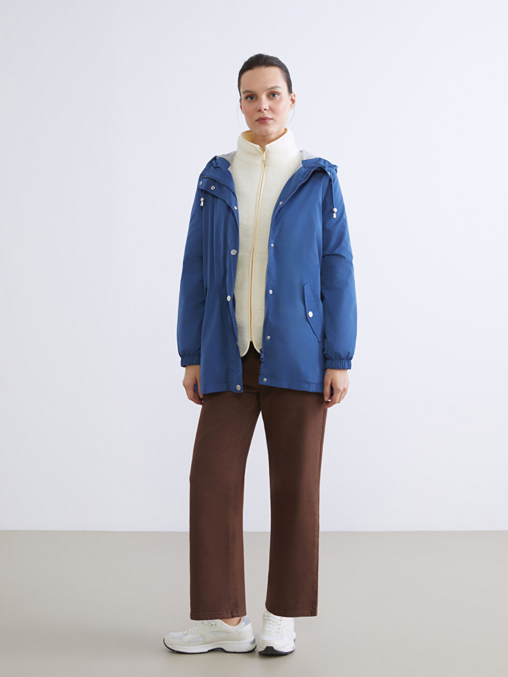 Mavi Kapüşonlu Kadın Yağmurluk-2