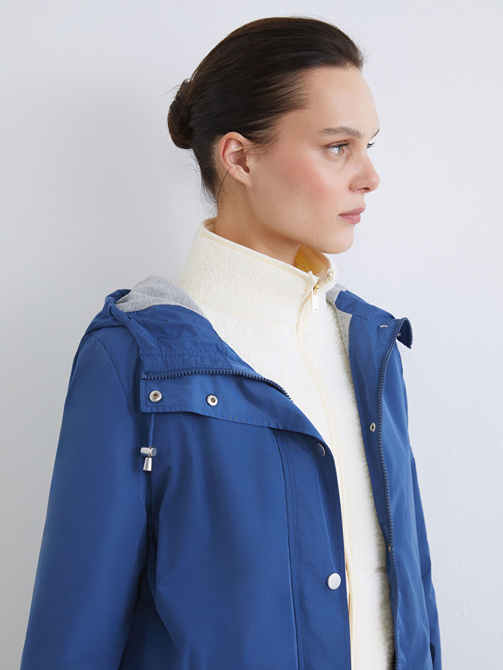 Mavi Kapüşonlu Kadın Yağmurluk-4