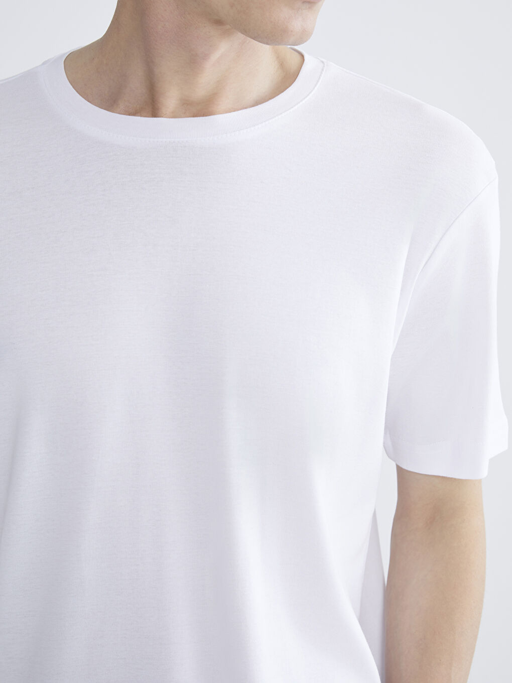 Beyaz Bisiklet Yaka Erkek Tişört-2