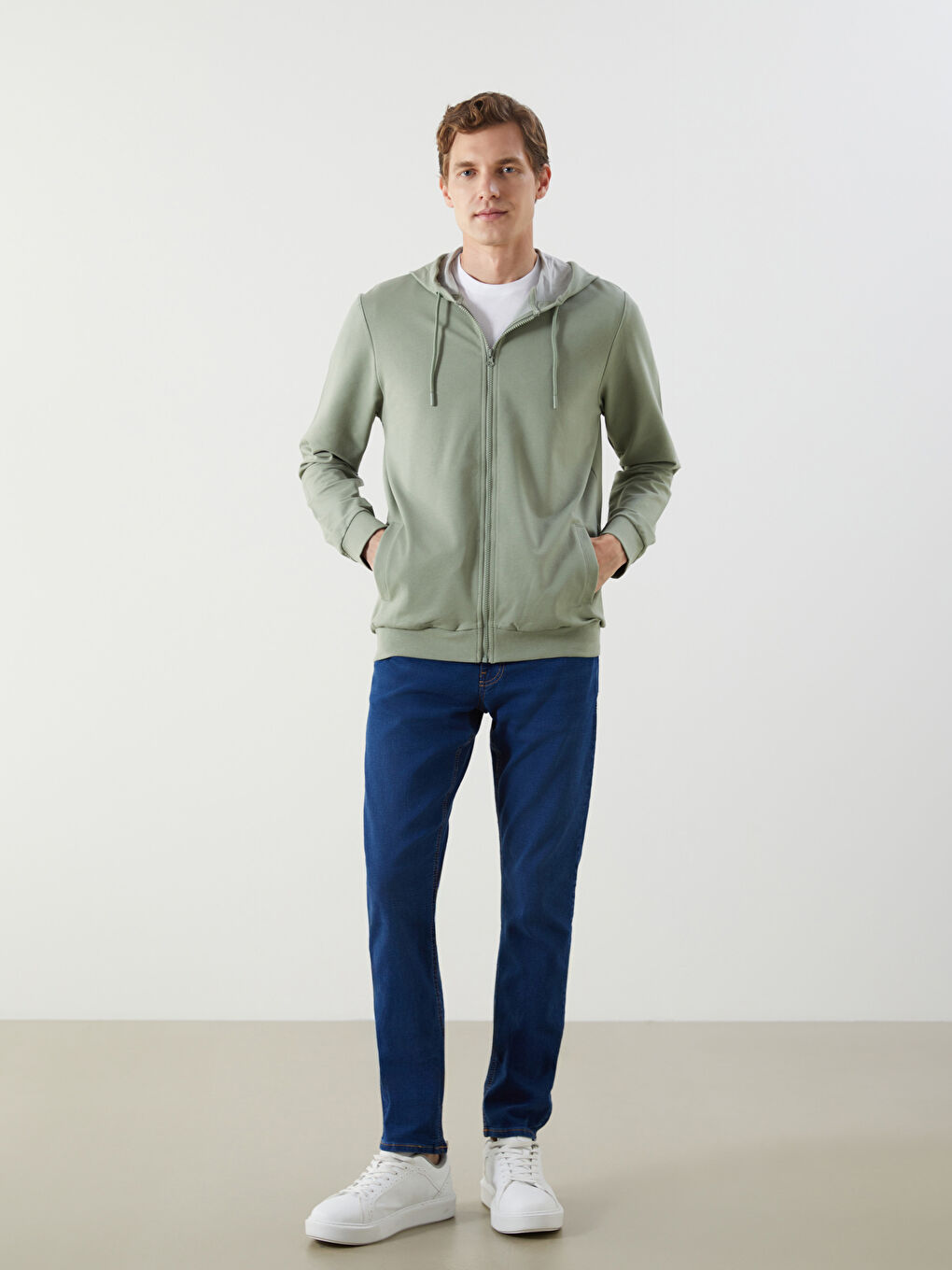 LCWAIKIKI Basic Hooded Long Sleeve Men's Zip-Up Sweatshirt -W52054Z8-YVQ
