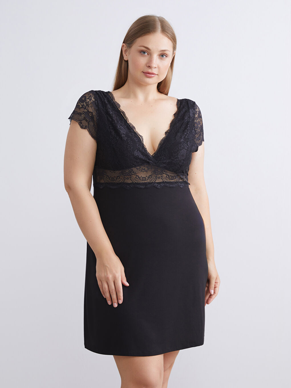 Siyah V Yaka Dantel Detaylı Kadın Fantezi Gecelik-5