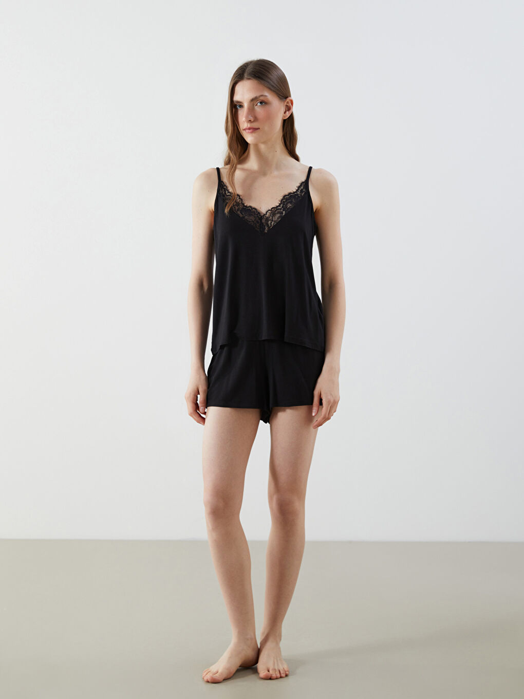 Siyah V Yaka Dantelli Askılı Kadın Şortlu Pijama Takımı-1
