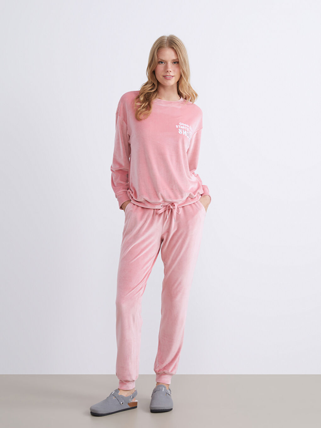 Crew Neck Embroidered Women's Velvet Pyjama Set