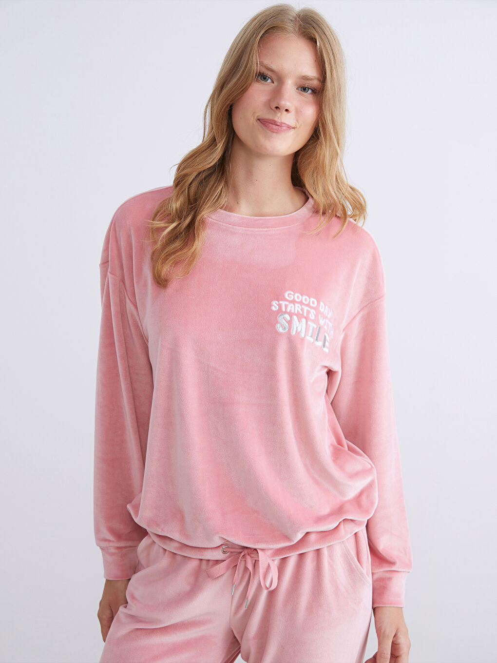 Crew Neck Embroidered Women's Velvet Pyjama Set-1