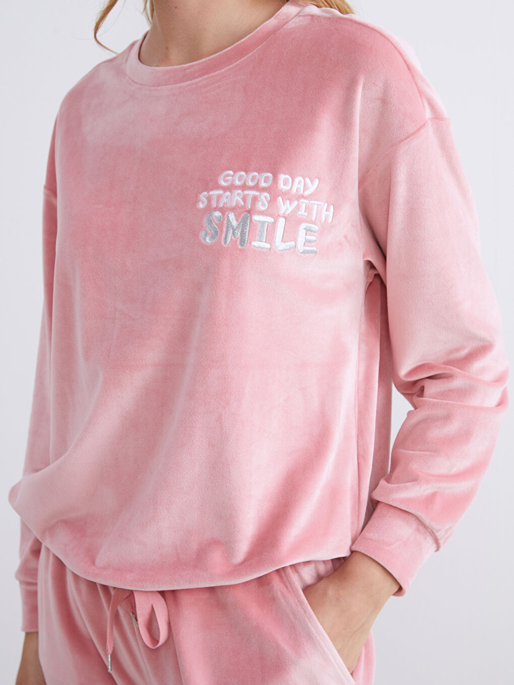 Crew Neck Embroidered Women's Velvet Pyjama Set-2