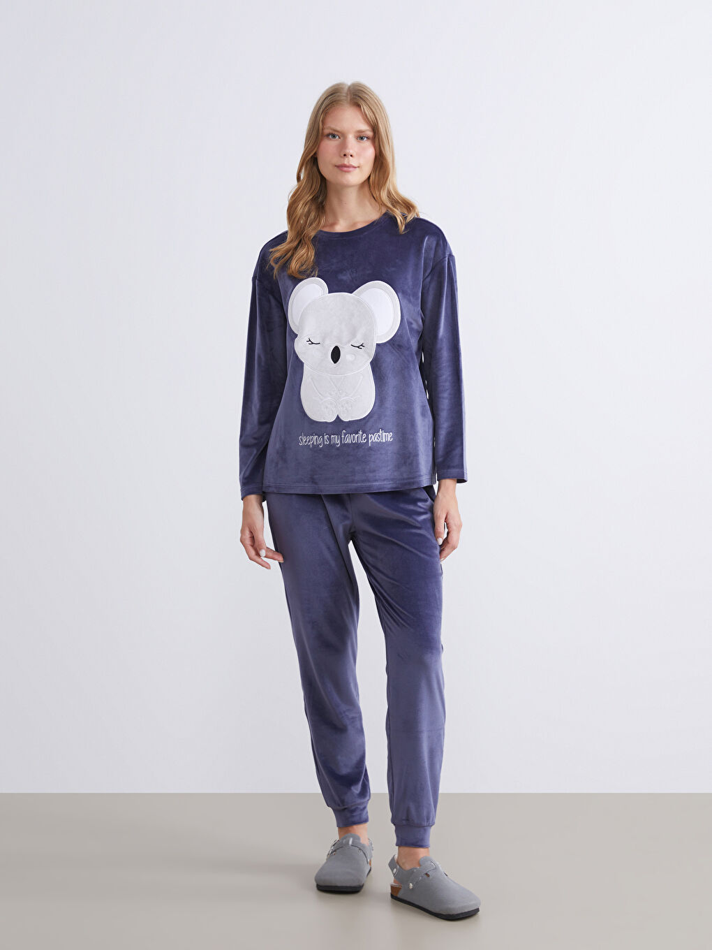 Crew Neck Embroidered Long Sleeve Velvet Women's Pajamas Set-1