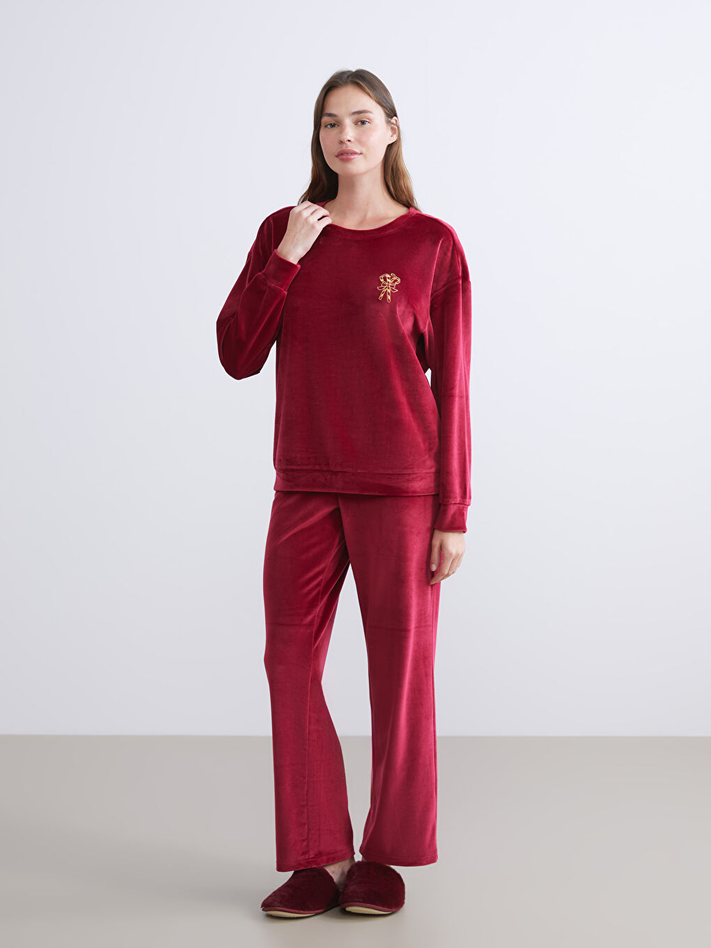 Crew Neck Embroidered Women's Velvet Pyjama Set