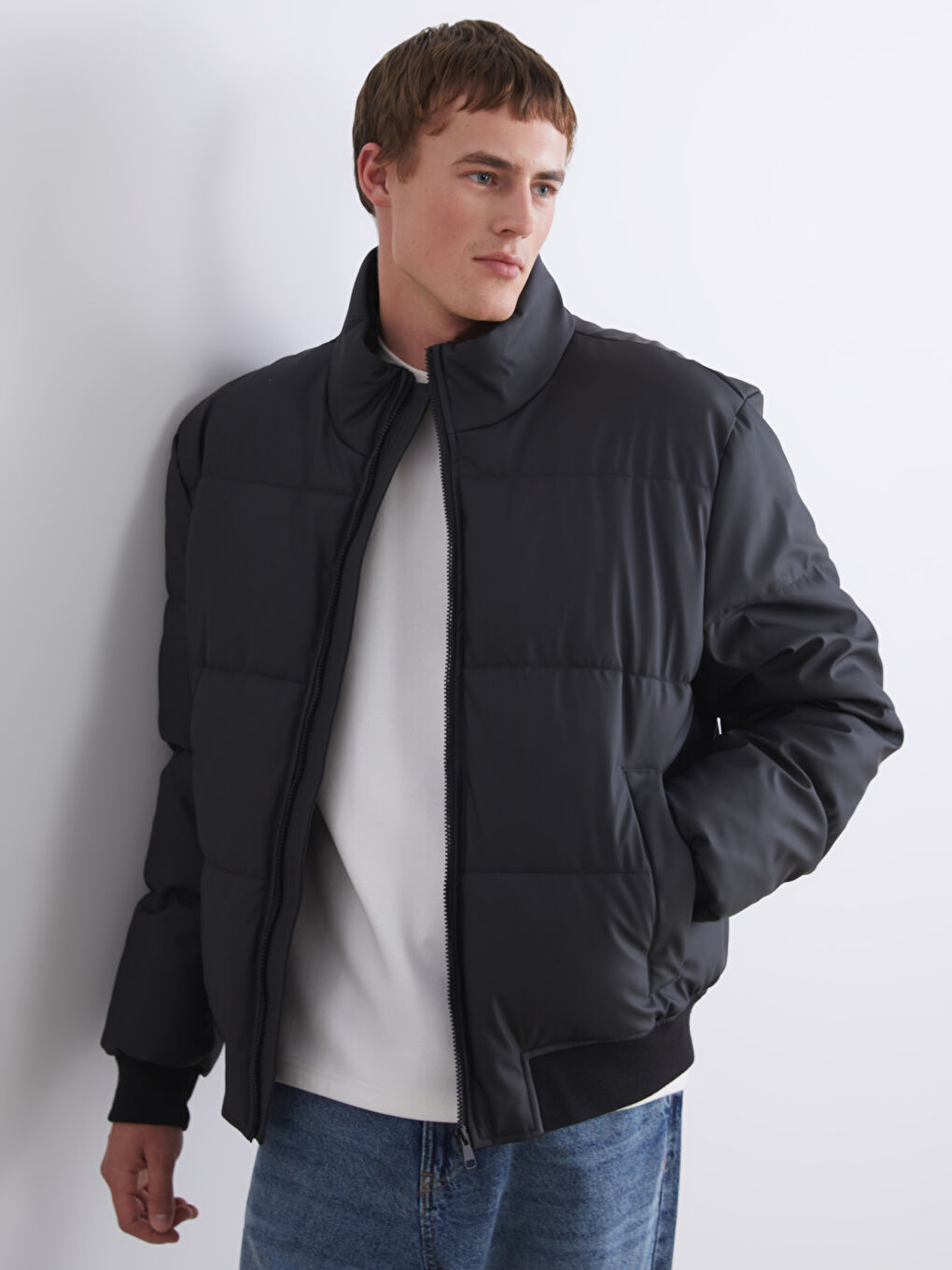 Siyah Dik Yaka Erkek Deri Görünümlü Şişme Mont