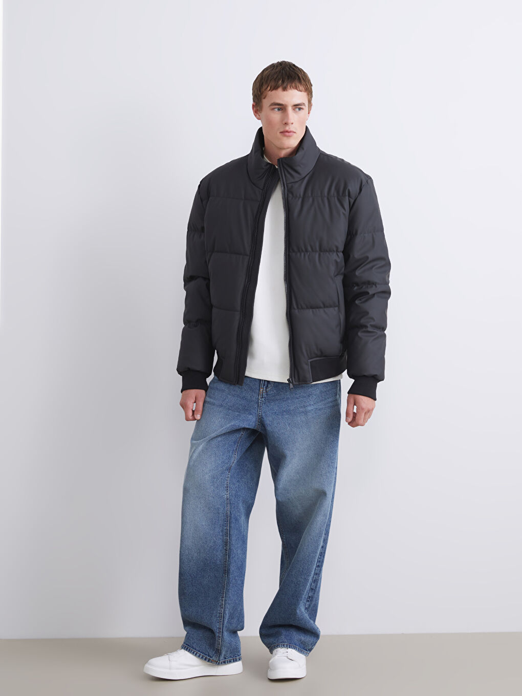 Siyah Dik Yaka Erkek Deri Görünümlü Şişme Mont-1