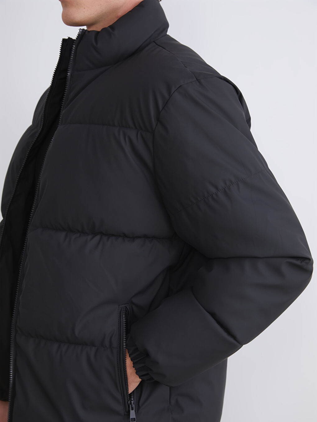 Siyah Rahat Kalıp Dik Yaka Erkek Şişme Mont-3