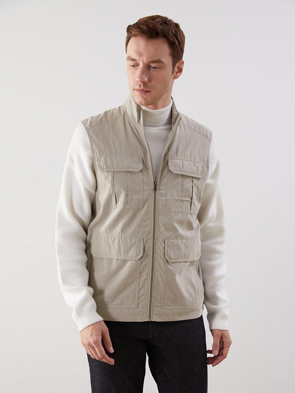 کەمەری شكار بۆ پیاوان بە فیتی ئاسایی و یەخەی مل بەرز