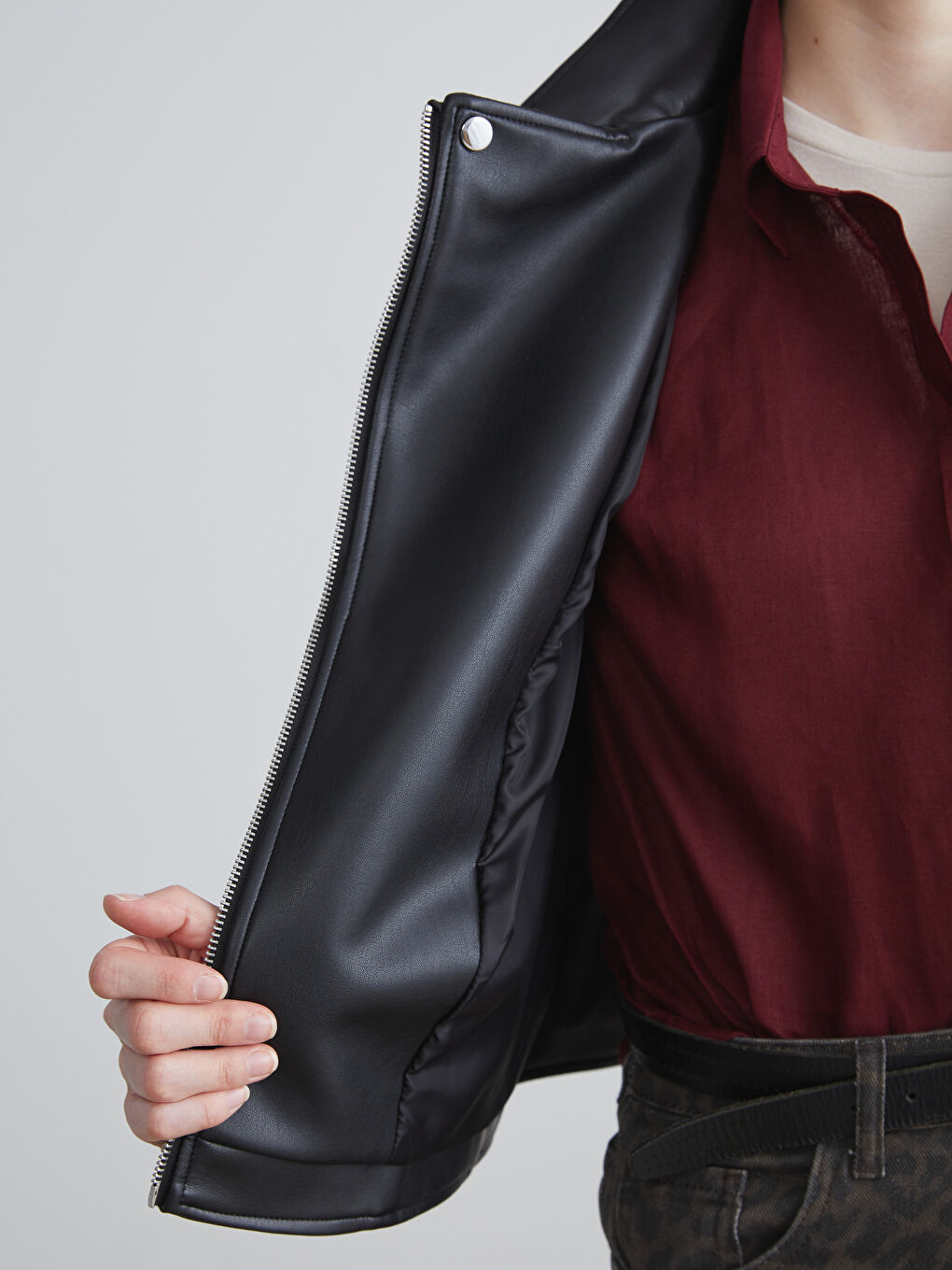 Siyah Biker Yaka Kadın Deri Görünümlü Ceket-3