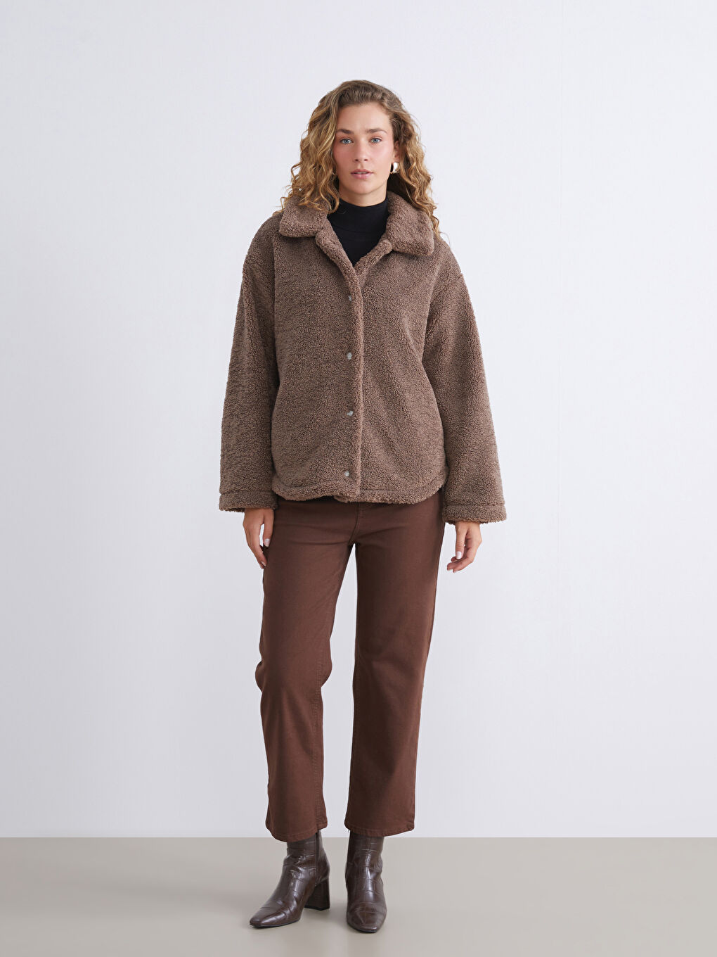 Kahverengi Gömlek Yaka Oversize Kadın Pelüş Mont-1