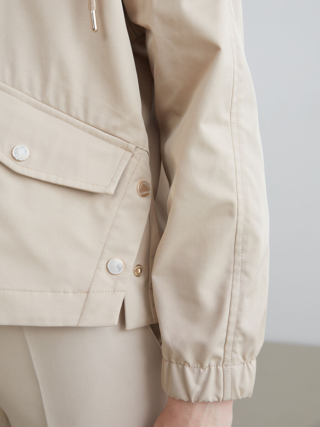 Bej Kapüşonlu Oversize Kadın Yağmurluk-2