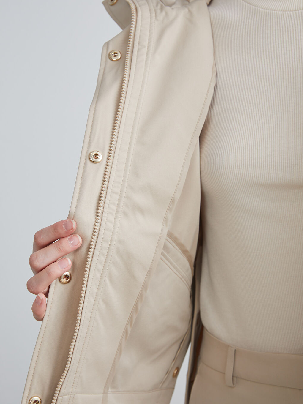 Bej Kapüşonlu Oversize Kadın Yağmurluk-3