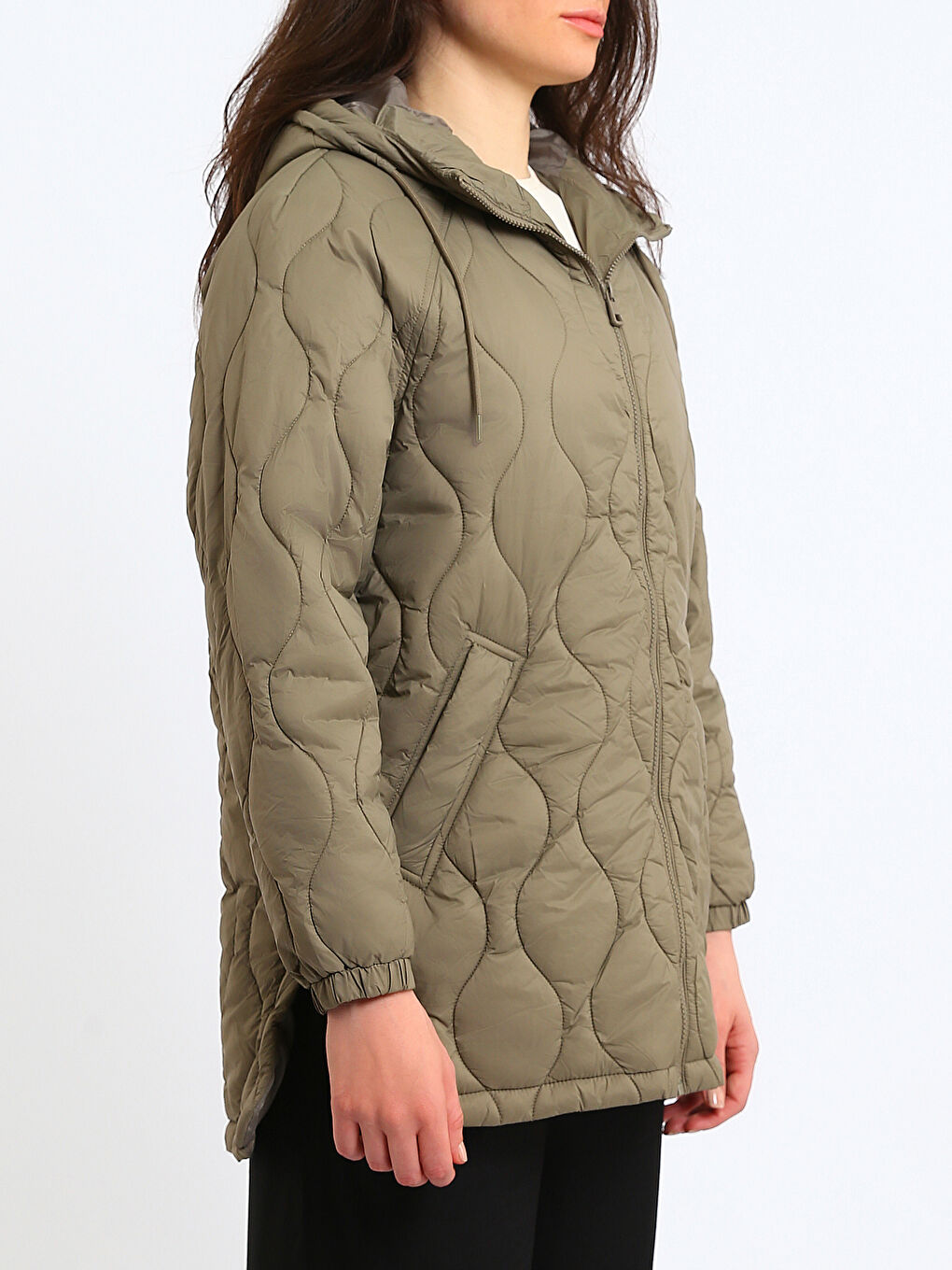 معطف منتفخ مبطّن بكابوش للسيدات-3