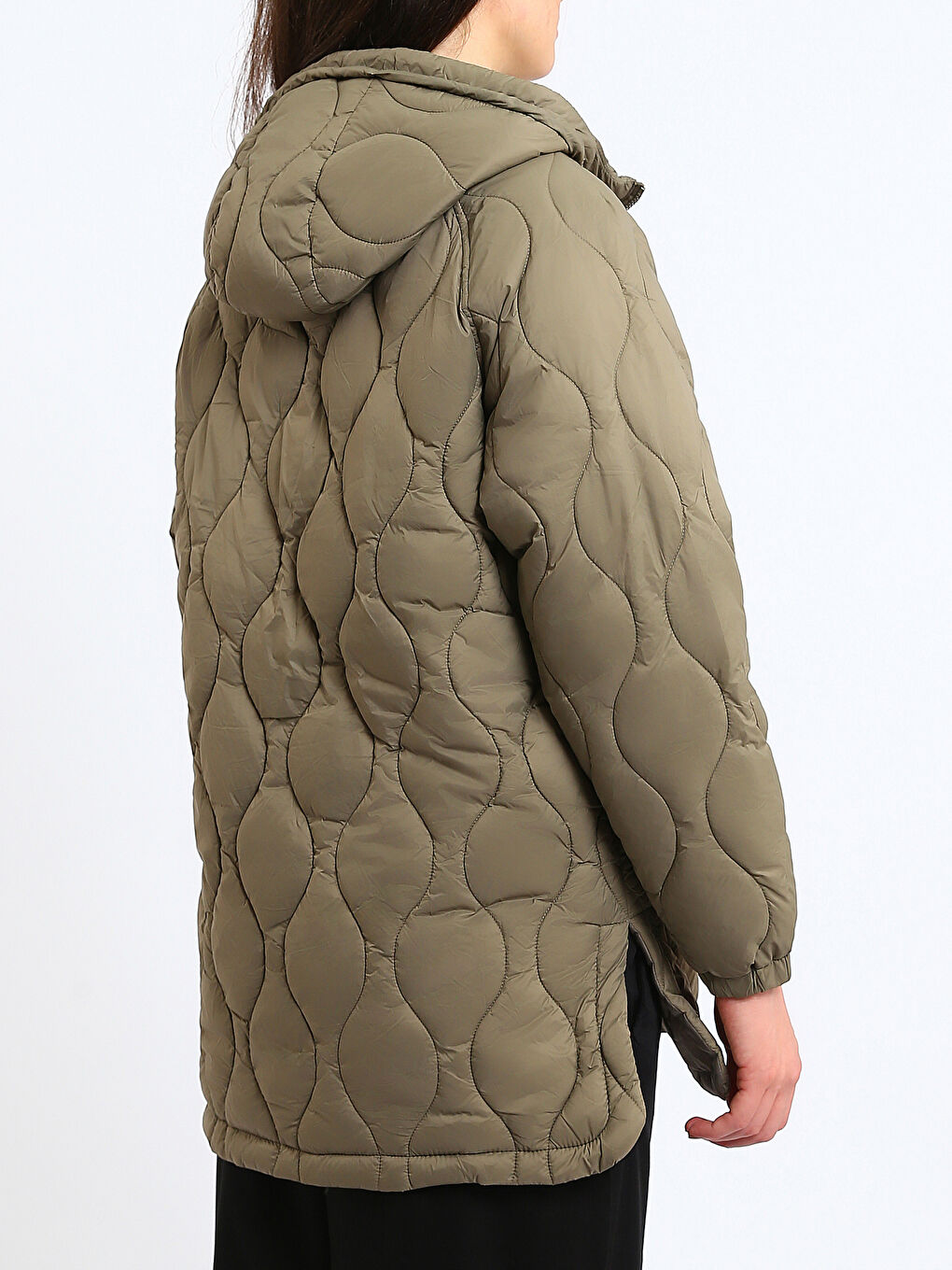 معطف منتفخ مبطّن بكابوش للسيدات-4