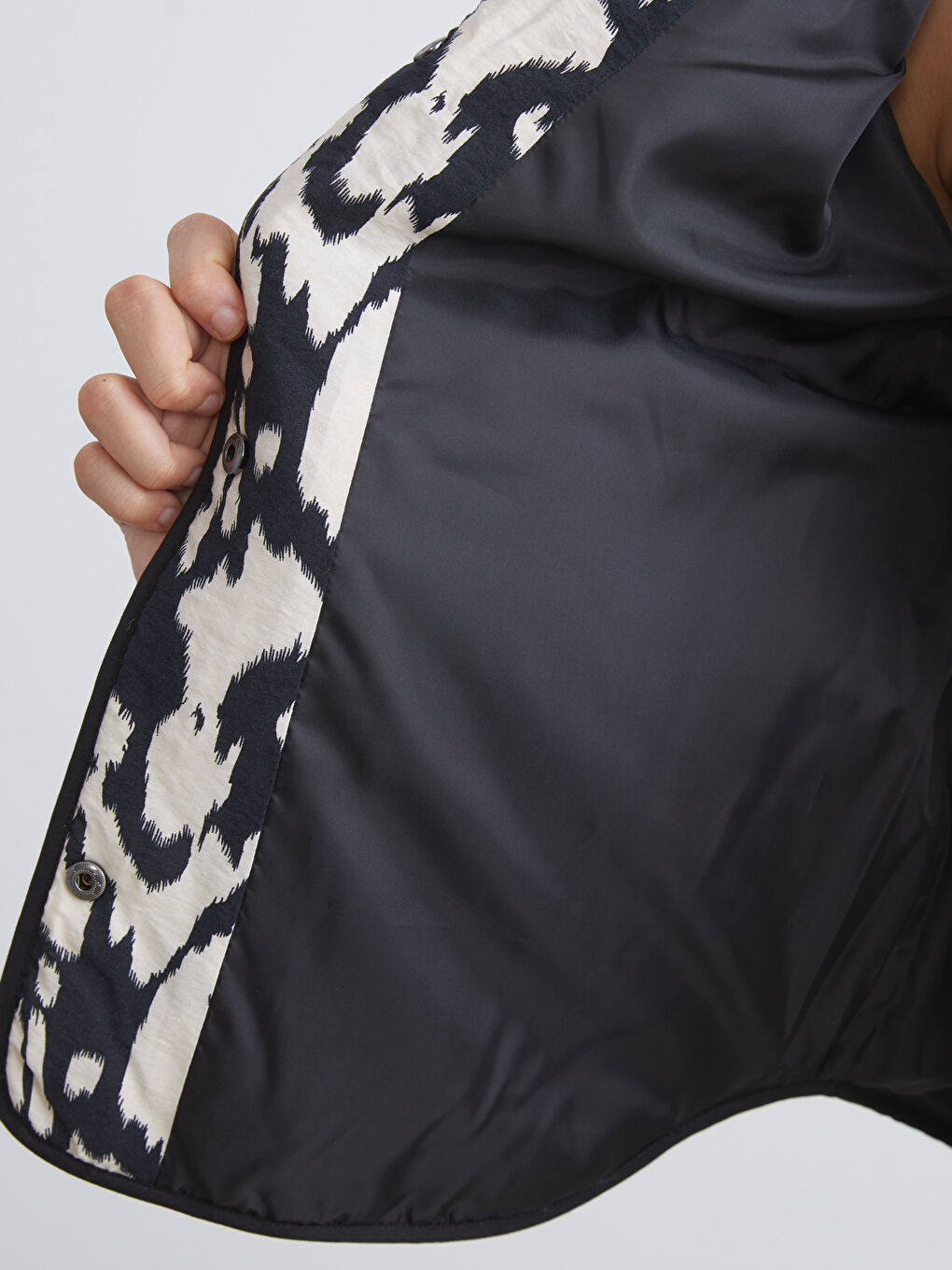 Siyah Bisiklet Yaka Desenli Kadın Mont-3