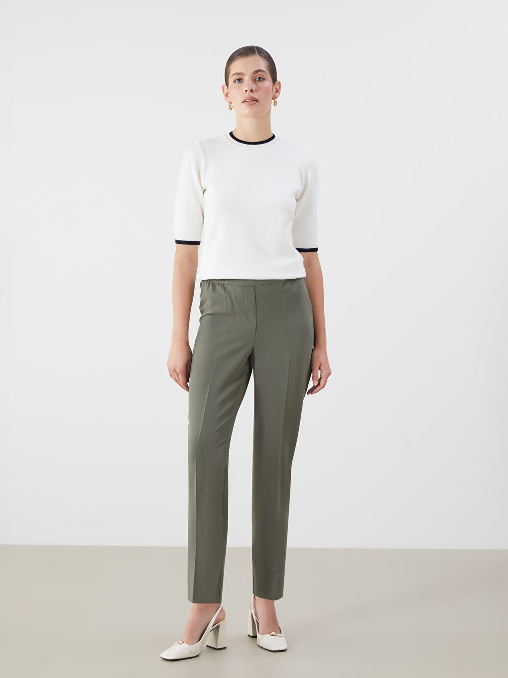 LCWAIKIKI Classic Women's Elasticated Waist Cigarette Trousers -W52684Z8-R1E