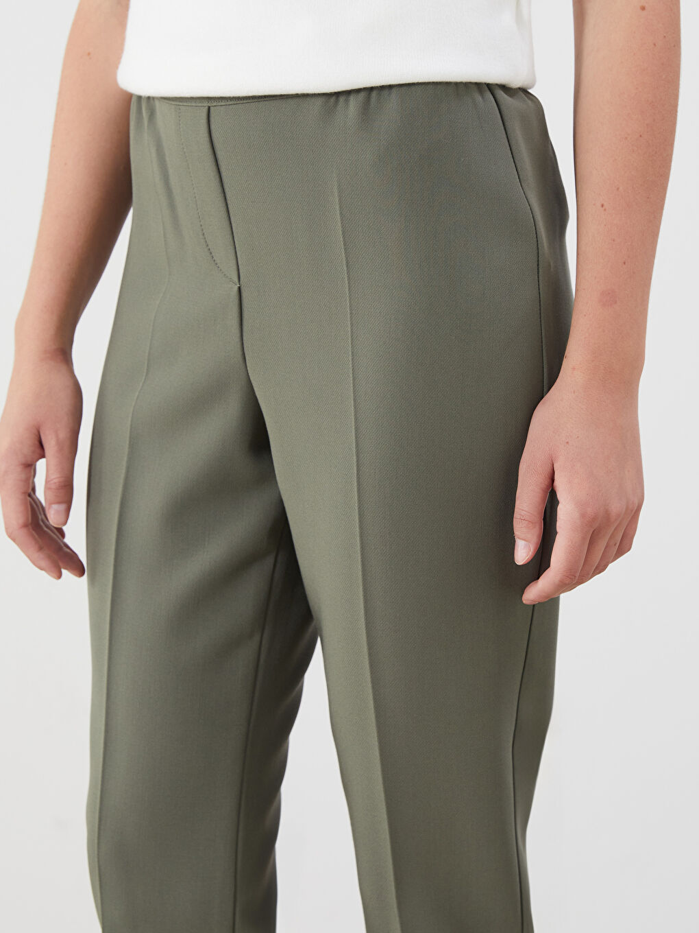 LCWAIKIKI Classic Women's Elasticated Waist Cigarette Trousers -W52684Z8-R1E