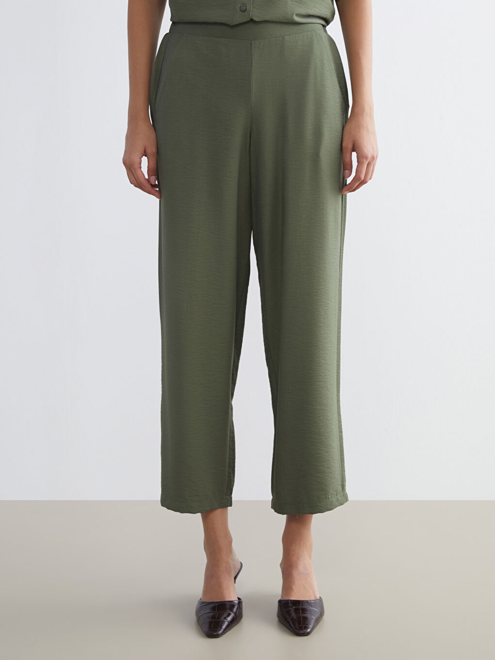 LCWAIKIKI Classic Elasticated Waist Textured Women's Trousers -W52721Z8-SYW