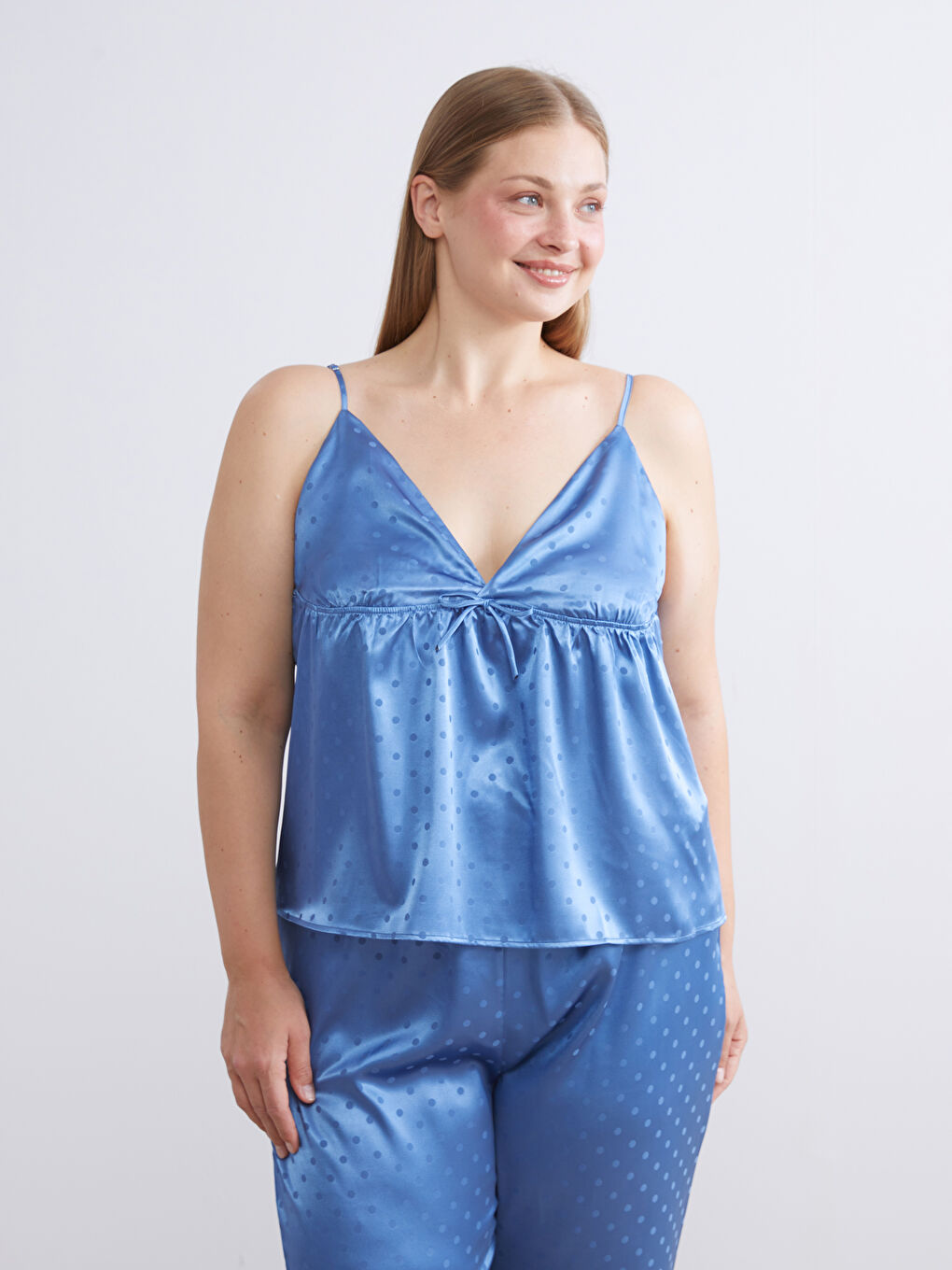 Mavi V Yaka Puantiyeli Kadın Saten Pijama Takımı-5