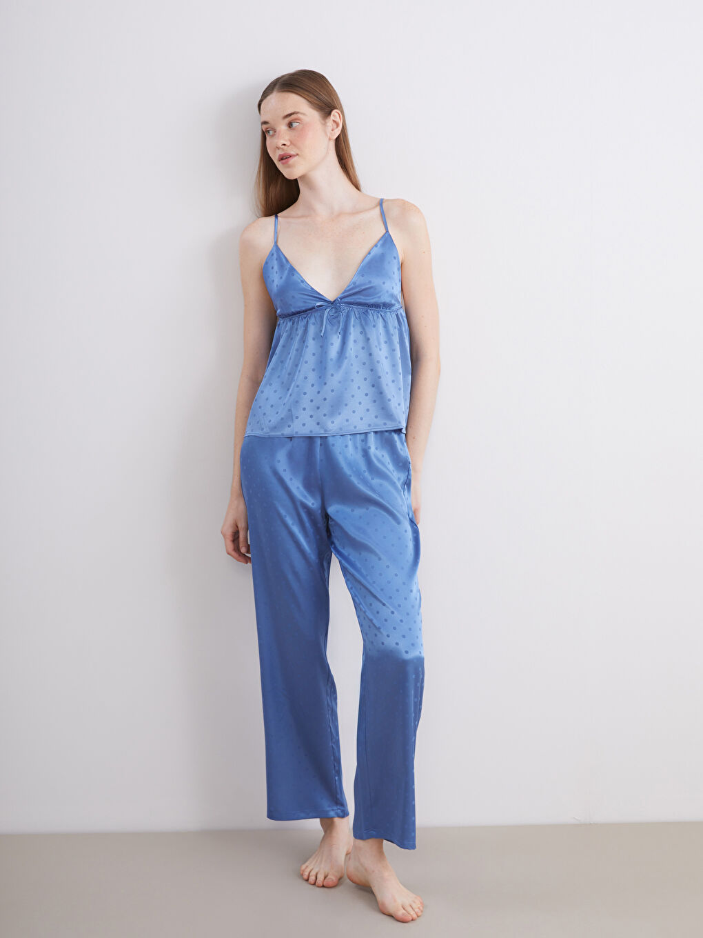 Mavi V Yaka Puantiyeli Kadın Saten Pijama Takımı