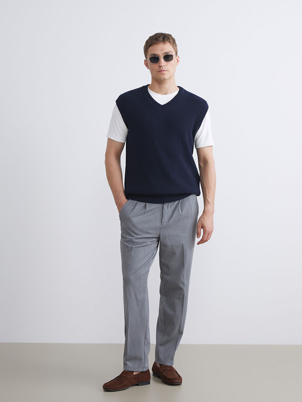 Lacivert Standart Kalıp V Yaka Erkek Triko Süveter-1