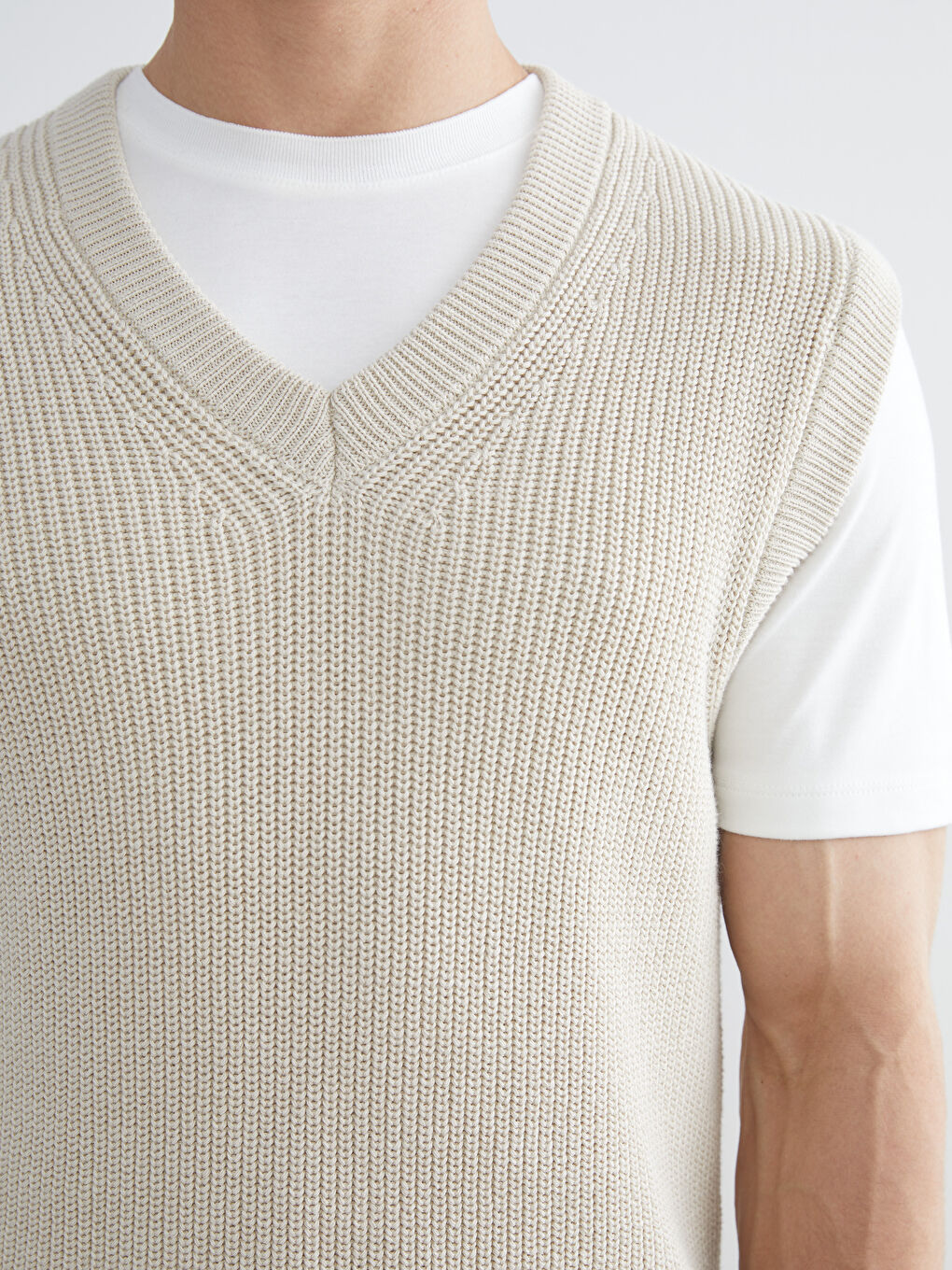 Bej Standart Kalıp V Yaka Erkek Triko Süveter-5