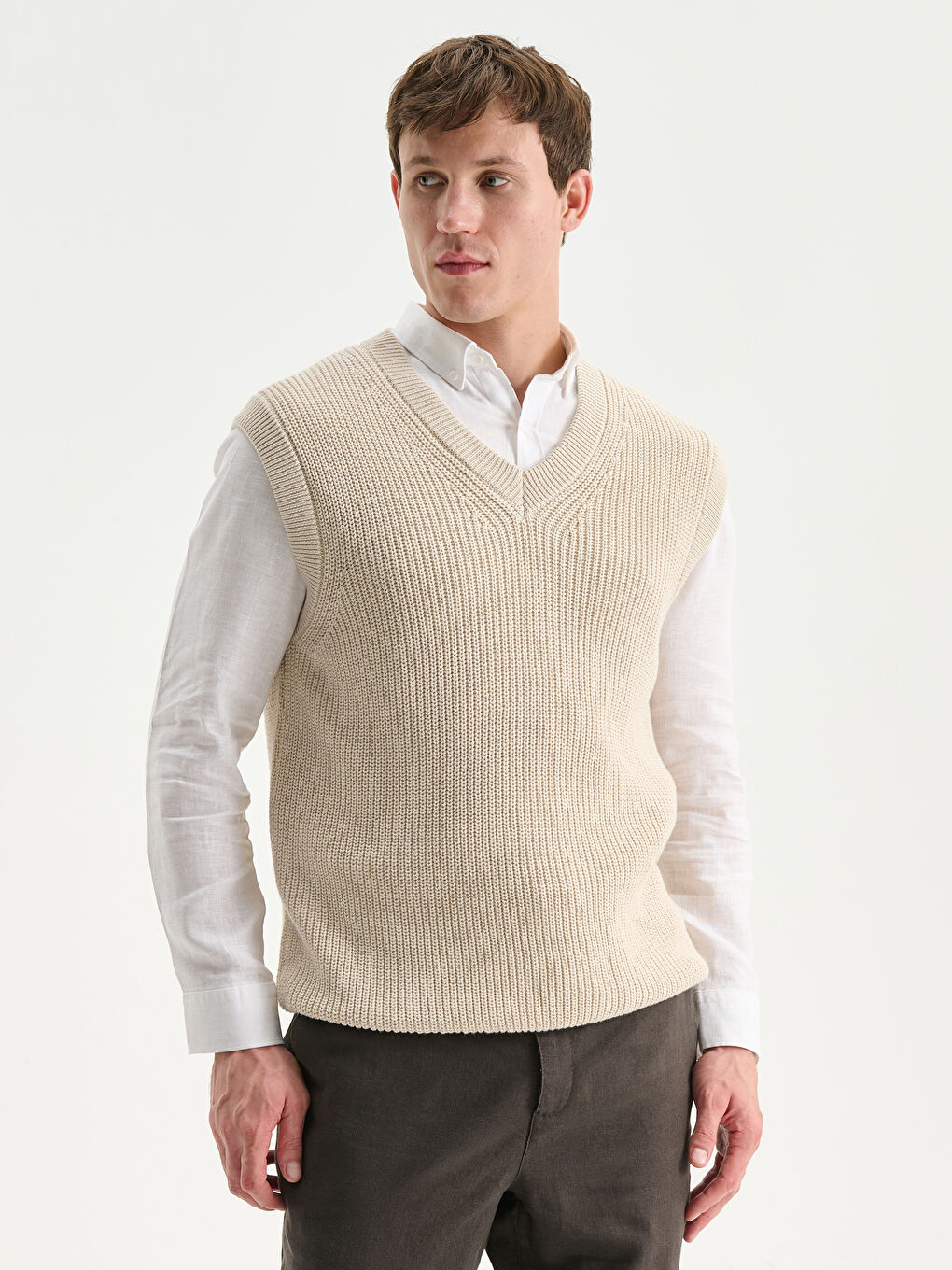 Bej Standart Kalıp V Yaka Erkek Triko Süveter-1