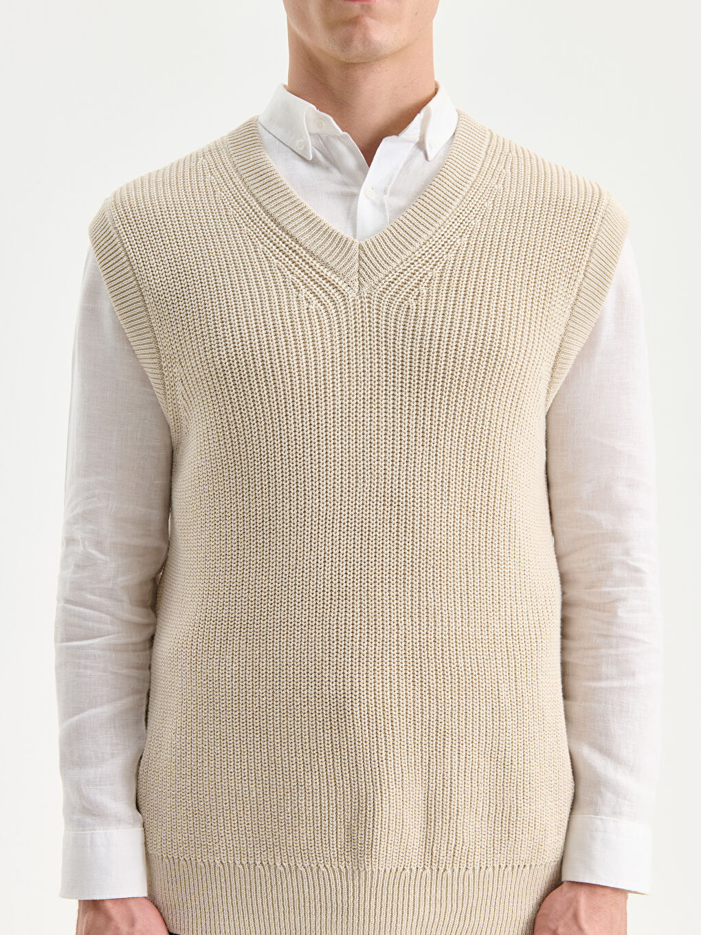 Bej Standart Kalıp V Yaka Erkek Triko Süveter-4