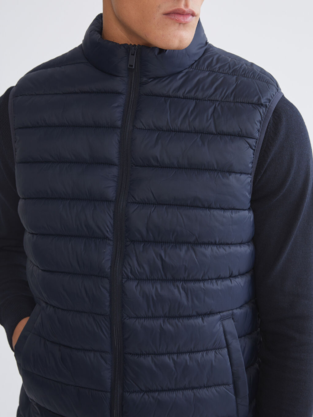 სტანდარტული მორგების ძაბრისებრი საყელოს მქონე მამაკაცის დუტის ჟილეტი-2