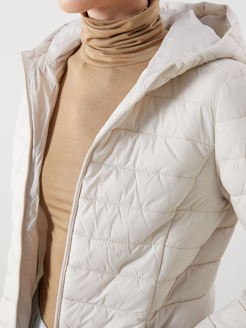 Gri Kadın Kapüşonlu Düz Şişme Mont-3