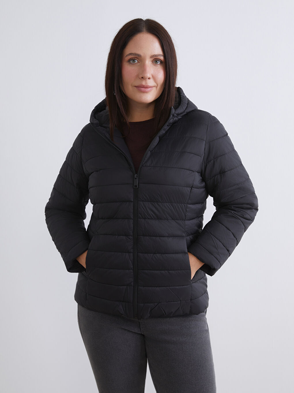 Siyah Kadın Kapüşonlu Düz Şişme Mont-1