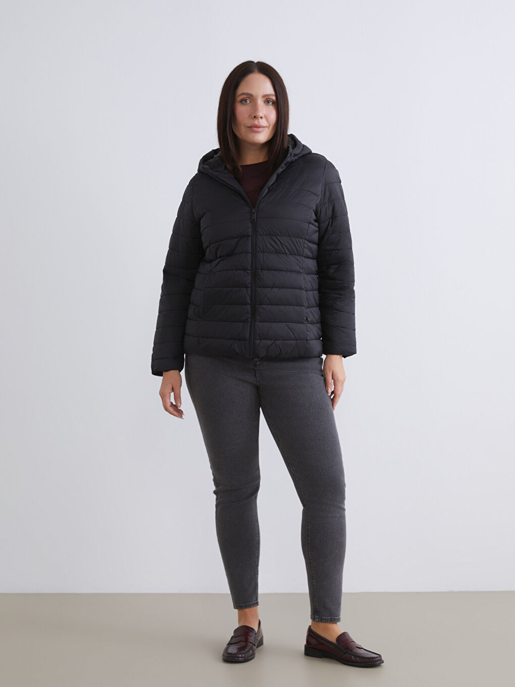 Siyah Kadın Kapüşonlu Düz Şişme Mont-3