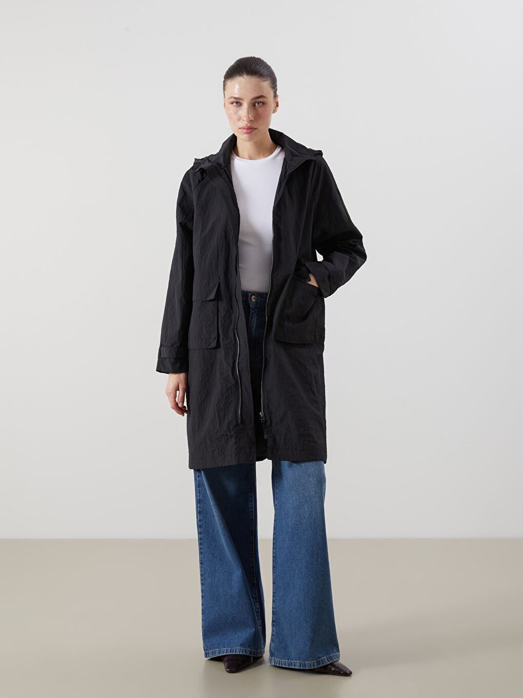 Siyah Kapüşonlu Kadın Yağmurluk-2
