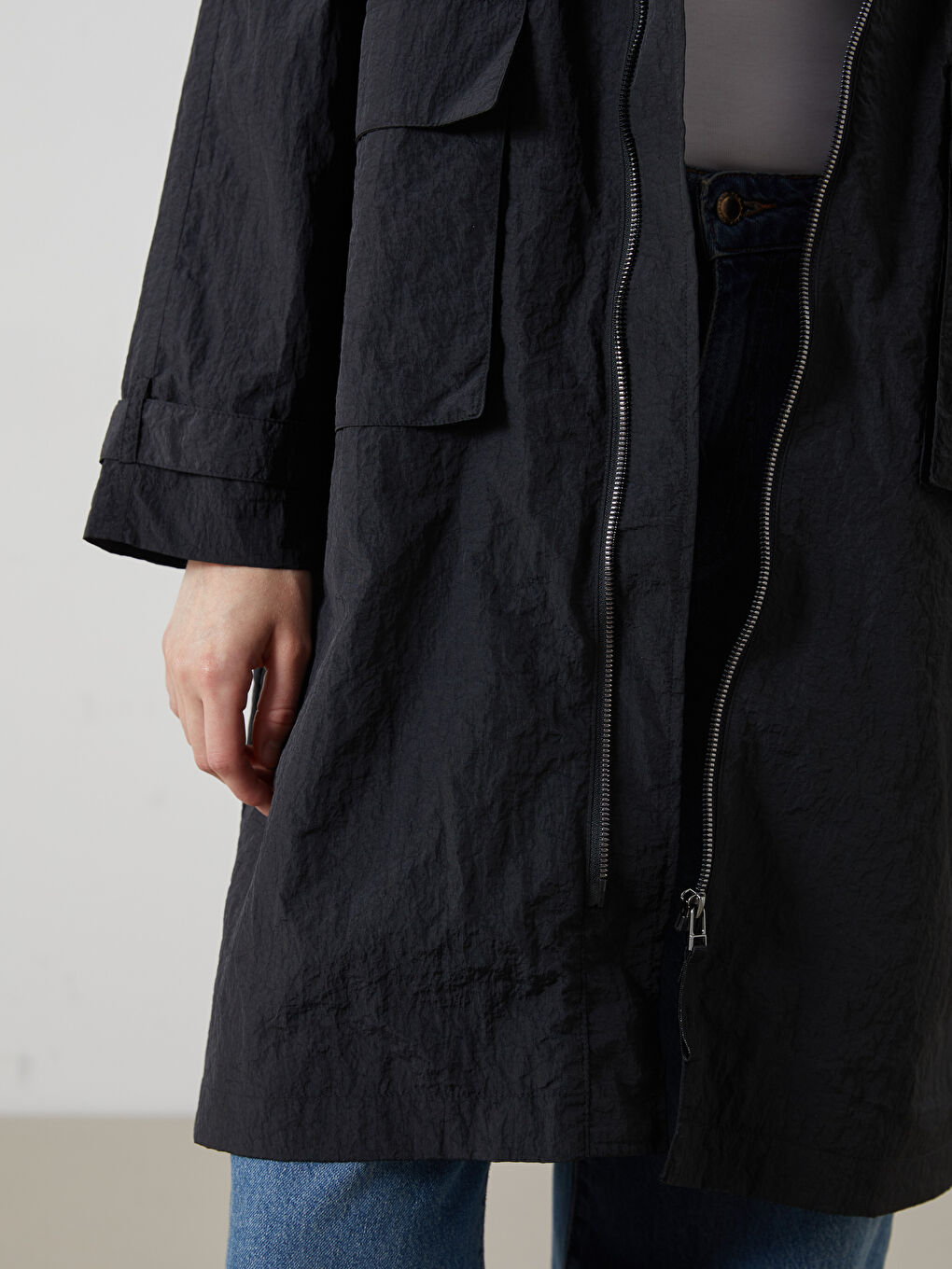 Siyah Kapüşonlu Kadın Yağmurluk-3