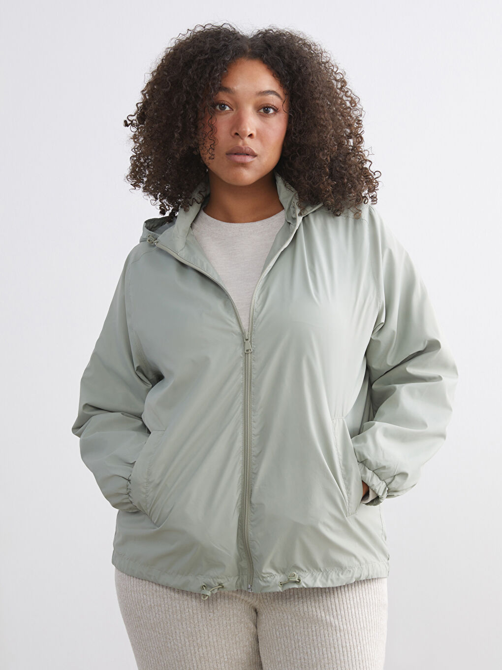 Yeşil Kapüşonlu Kadın Yağmurluk-1