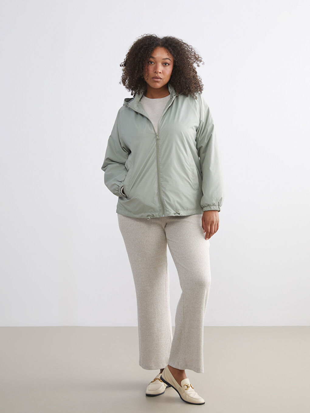 Yeşil Kapüşonlu Kadın Yağmurluk-11