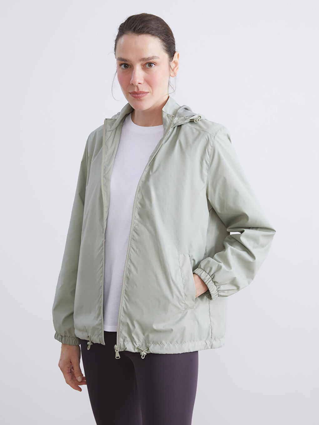 Yeşil Kapüşonlu Kadın Yağmurluk-2
