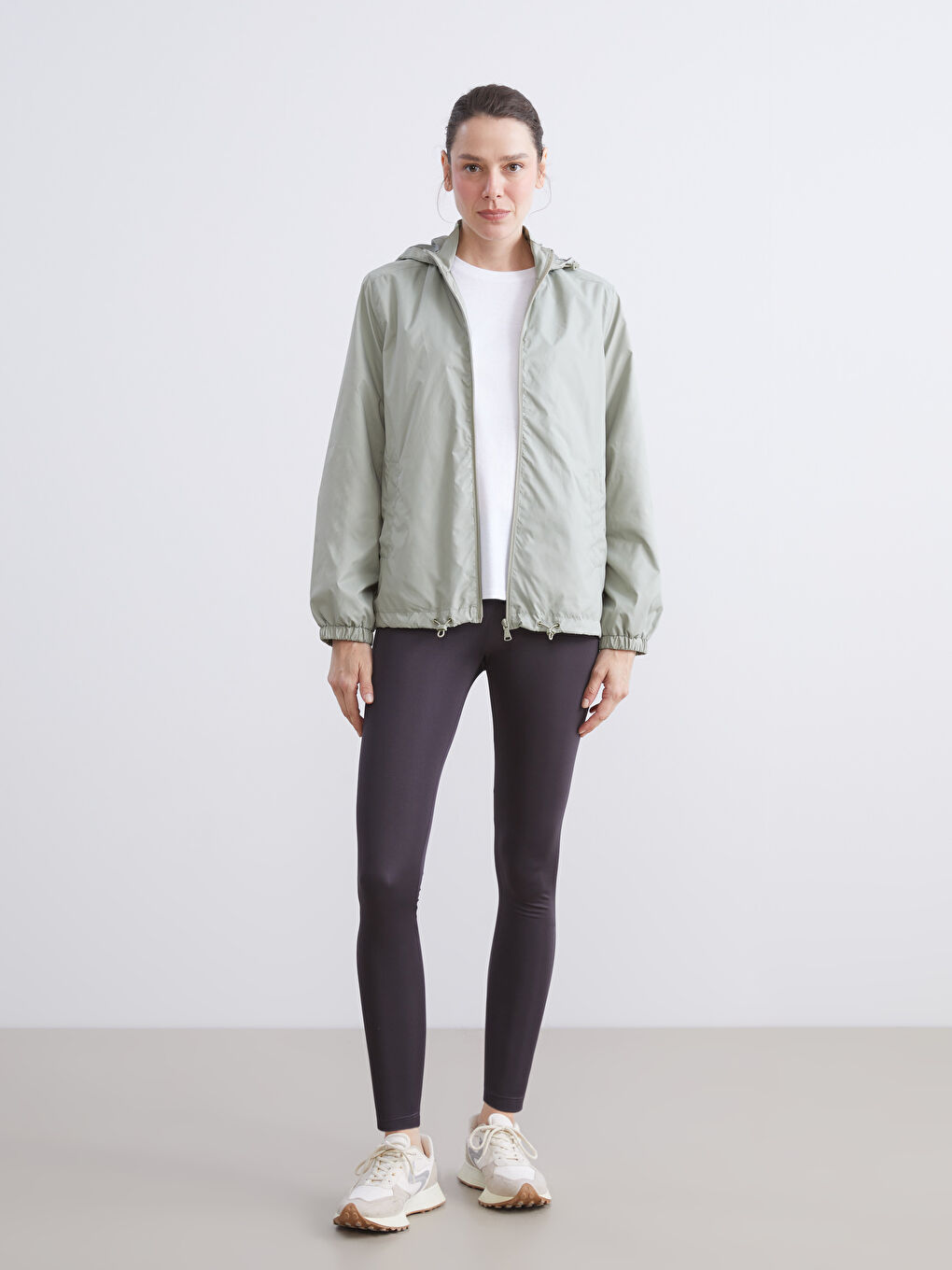 Yeşil Kapüşonlu Kadın Yağmurluk-3