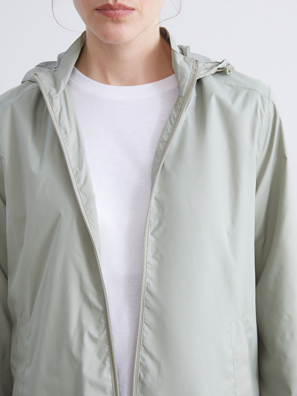 Yeşil Kapüşonlu Kadın Yağmurluk-5