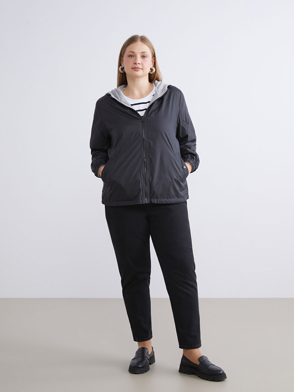 Siyah Kapüşonlu Düz Çift Taraflı Kadın Mont-9