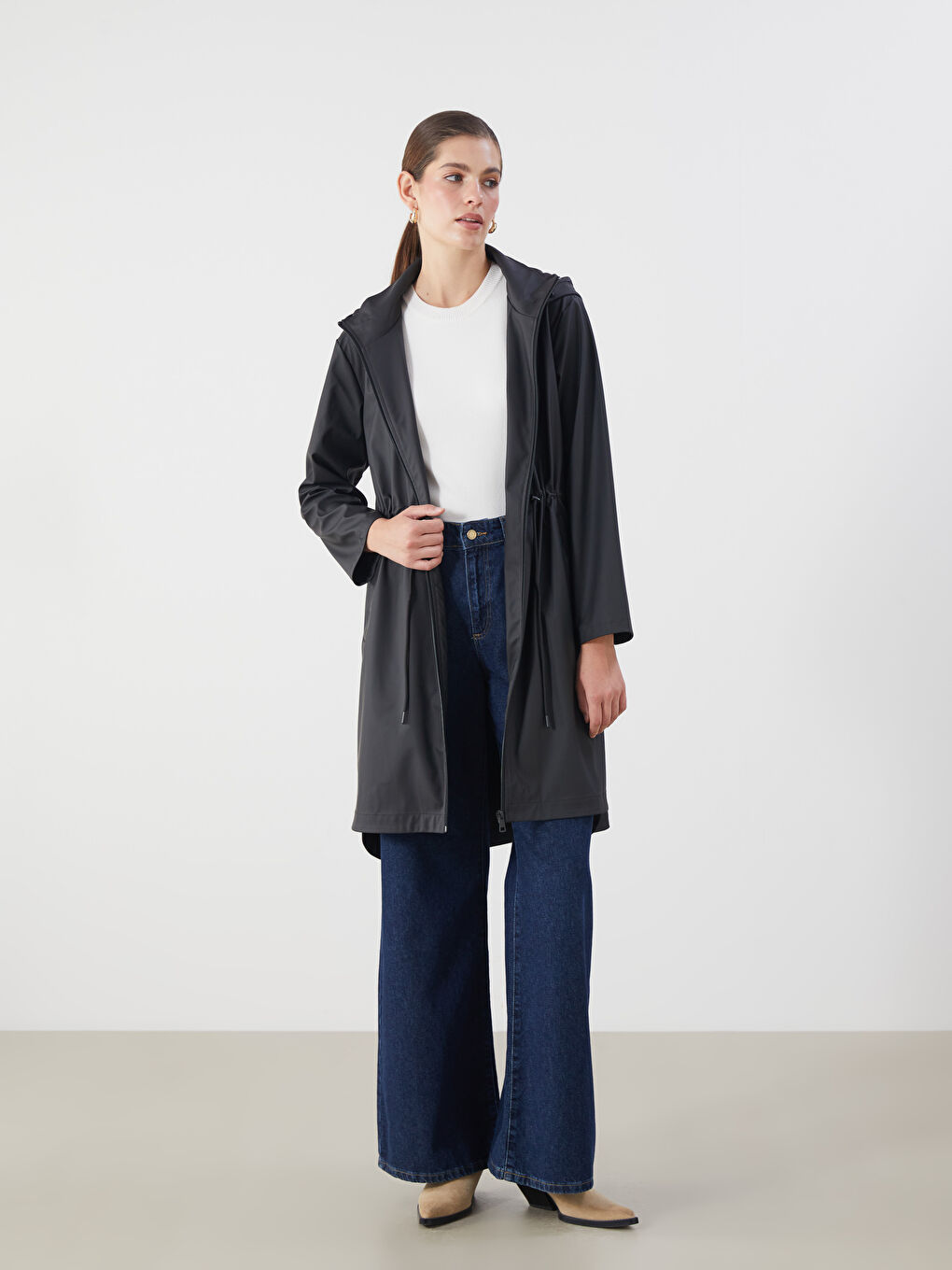 Siyah Kapüşonlu Kadın Yağmurluk-1