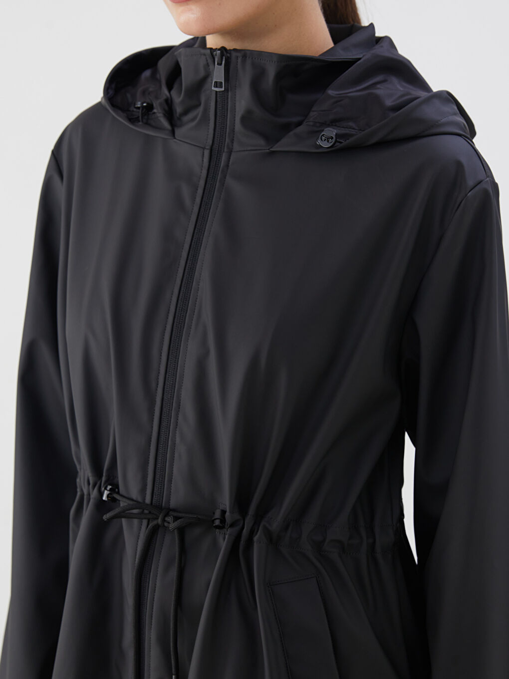 Siyah Kapüşonlu Kadın Yağmurluk-2