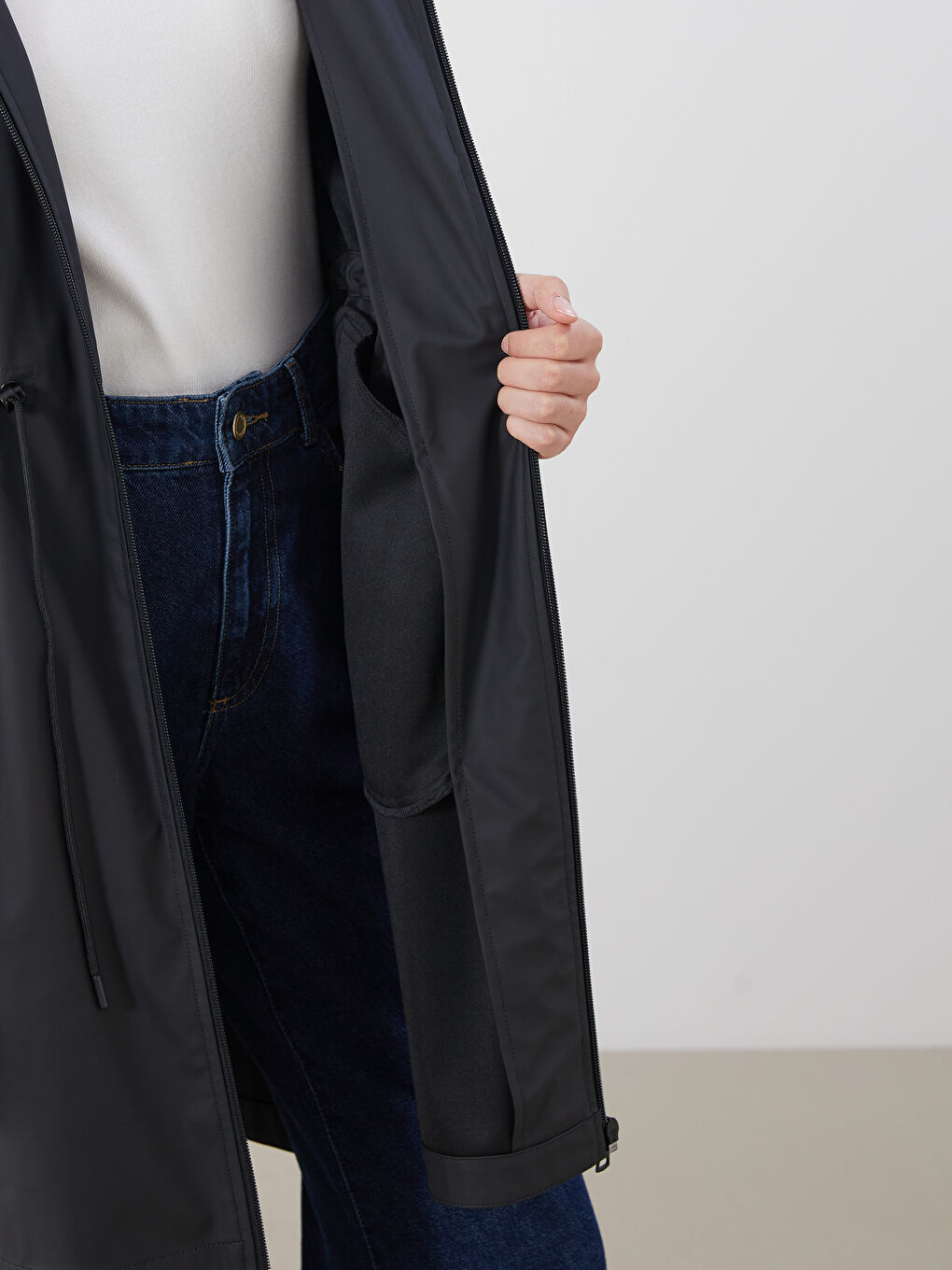 Siyah Kapüşonlu Kadın Yağmurluk-3