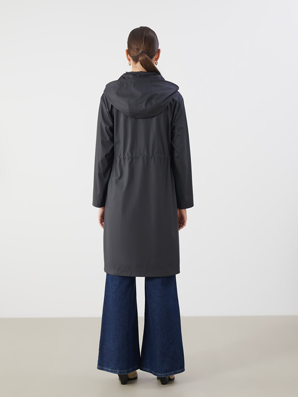 Siyah Kapüşonlu Kadın Yağmurluk-4