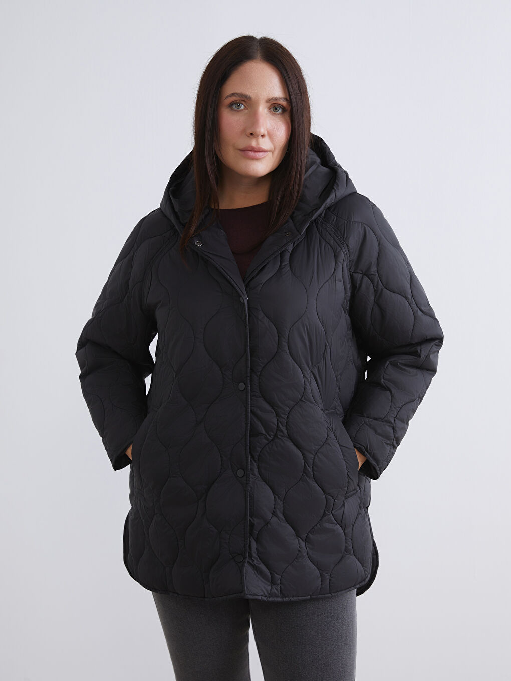 Siyah Kapüşonlu Kapitone Oversize Kadın Şişme Mont-1